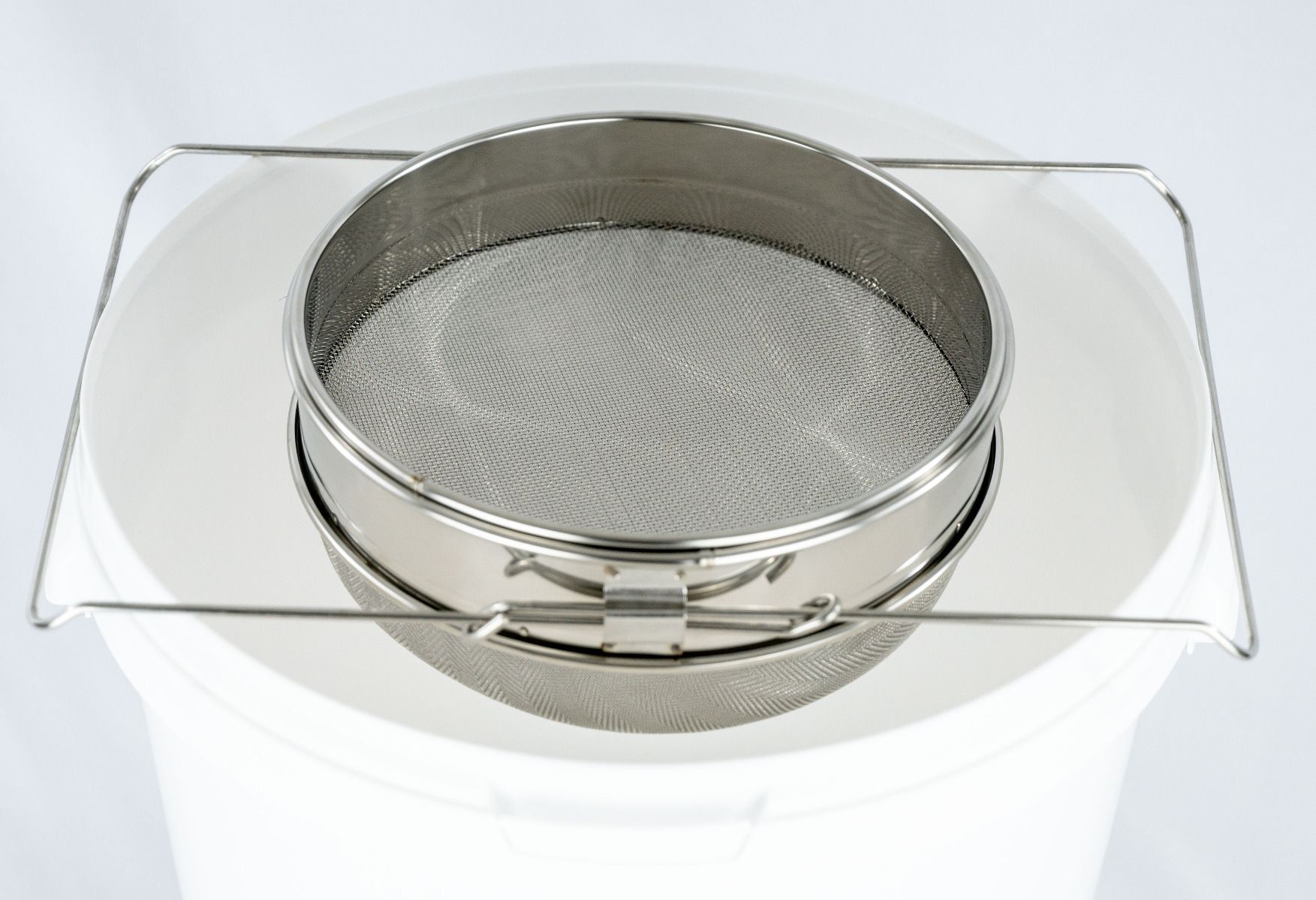 PASSOIRE INOX DOUBLE TAMIS MAILLE FINE DIAMÈTRE 32CM AVEC SUPPORT 3159 :  SHOP APICULTURE: Tout le matériel pour l'apiculture, l'apiculteur et les  abeilles.