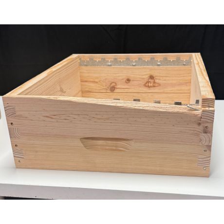 Hausse Dadant 10 NATURAPI pin à tenons, pour 9 cadres droits Hausse Dadant 10 NATURAPI pin à tenons, pour 9 cadres droits