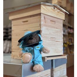 Ours en peluche en combinaison d'apiculteur